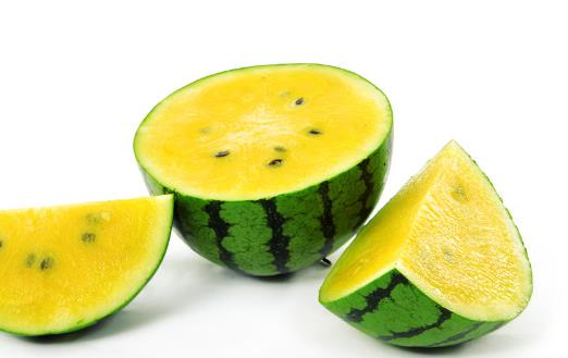 西瓜用保鲜膜盖冷藏更易滋生细菌 西瓜富含维生素A和维生素C 挑到好西瓜的窍门 美食