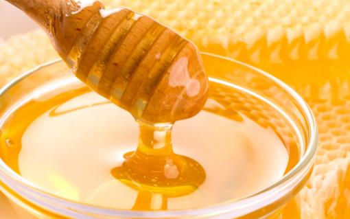 喝蜂蜜水美容养颜美容养颜 蜂蜜水并不适合所有人 喝蜂蜜水美容养颜 蜂蜜虽好也要适合自己才可以 美食